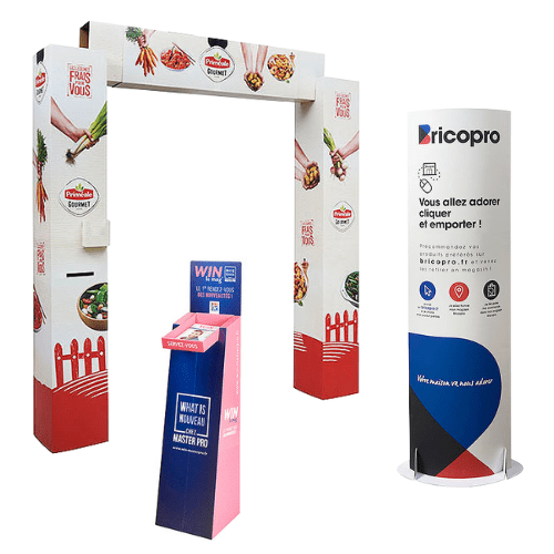 Exemples de supports PLV d'accueil en entrée de magasin : arche publicitaire, totem publicitaire, distributeur de catalogues publicitaires