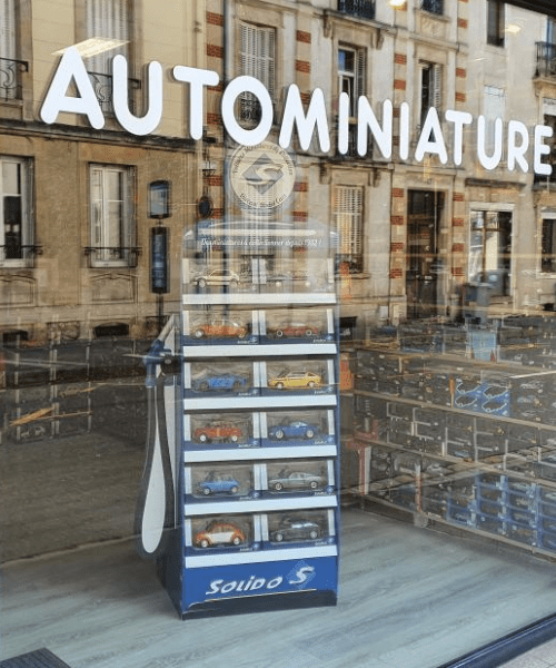 PLV présentoir en carton théâtralisé spécial miniatures à collectionner