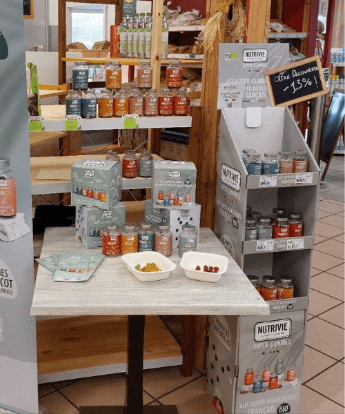 Présentoir plv de sol en carton - Présentoir à étagères - PLV carton sur-mesure - compléments alimentaires en magasin bio