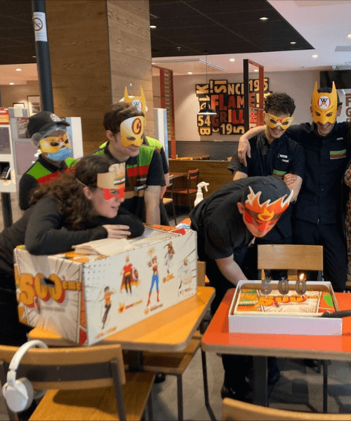 Coffret carton géant anniversaire de marque fast food