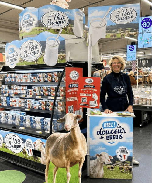PLV Stand en carton pour la dégustation de produits laitiers