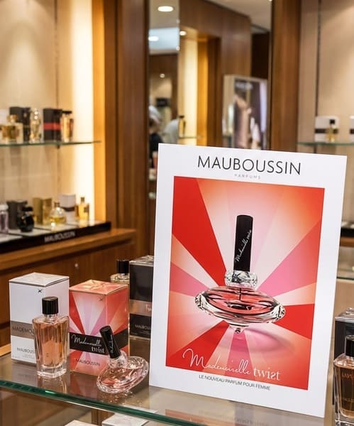 plv chevalet de vitrine en carton rembordé parfumerie