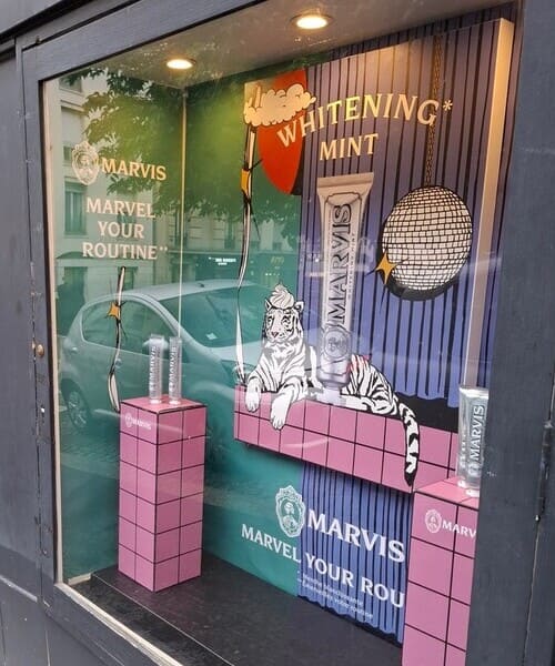 podium carton pour décoration vitrine dentifrice