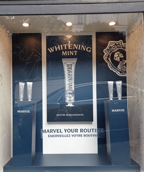 podium de vitrine pour cosmétique